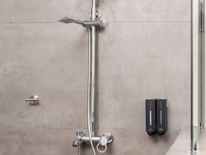 Dusche, Hausschuhe, Handtücher, Seife