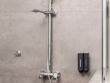 Shower, towels, soap, shampoo. Chalo villa's and farm