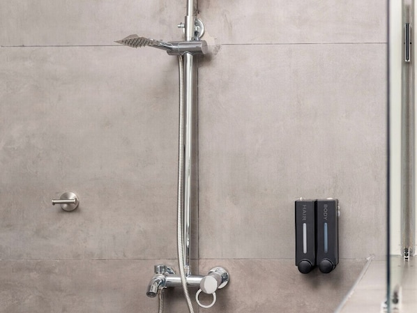 Dusche, Handtücher, Seife, Shampoo