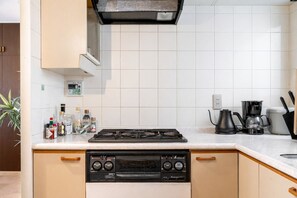 Fridge, microwave, stovetop, coffee/tea maker - Family oriented｜2LDK with spacious living room｜Max 7 people｜Walking distance from Asakusa, close to stations of multiple train lines, easy access (taoto-ku,kuramae)