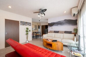 Smart TV, books - Family oriented｜2LDK with spacious living room｜Max 7 people｜Walking distance from Asakusa, close to stations of multiple train lines, easy access (taoto-ku,kuramae)