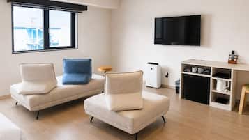 غرفة عادية ثلاثية - بمنظر للمحيط (Western Modern Triple Room, 40sqm) | مكتب وواي فاي مجانًا وملاءات أسرّة