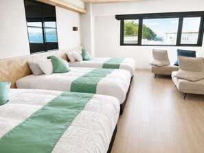 Escritorio, wifi gratis y ropa de cama 