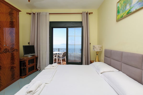 Family Villa, Multiple Bedrooms, 2 Bathrooms, Mountainside (Villa Meminaj With Sea View And) | 4 bedrooms, free WiFi, bed sheets - Villa Meminaj With Sea View And Garden (Orikum)