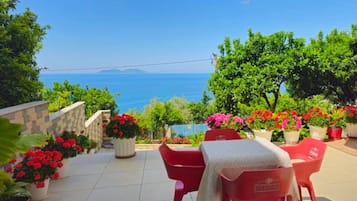 Vila Keluarga, beberapa kamar, 2 kamar mandi, tepi gunung (Villa Meminaj With Sea View And) | Tempat makan outdoor