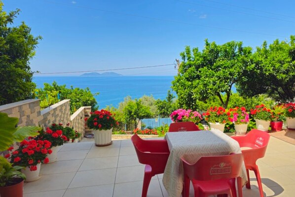 Villa familiale, plusieurs chambres, 2 salles de bains (Villa Meminaj With Sea View And) | Restauration en plein air