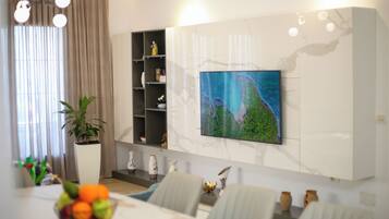 Vila Keluarga, beberapa kamar, 2 kamar mandi, tepi gunung (Villa Meminaj With Sea View And) | Tempat makan
