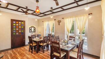 Vila Deluks | Tempat makan