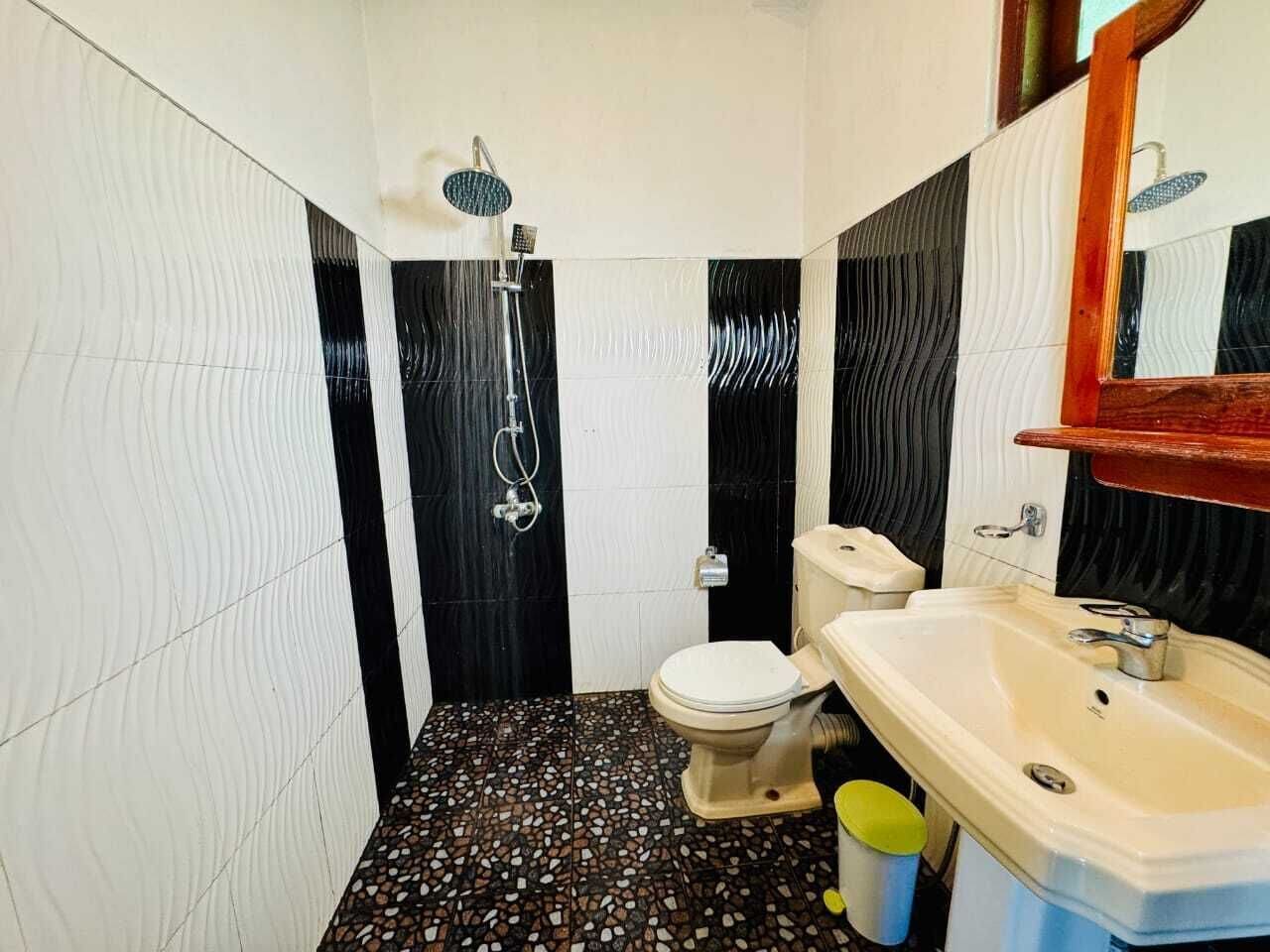 Douche, sèche-cheveux, serviettes fournies, savon