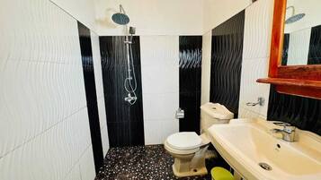 Douche, sĂšche-cheveux, serviettes fournies, savon