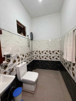 Kamar Triple Keluarga, balkon, pemandangan gunung | Kamar mandi