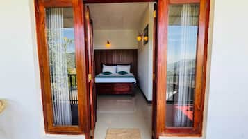 Quarto casal luxo, sacada, vista para a montanha | Individualmente decorados, individualmente mobiliados, escrivaninha