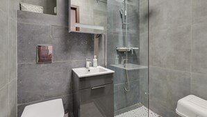 Studio tiện nghi đơn giản, quang cảnh vịnh | Phòng tắm