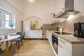 Private kitchen - Simply Stay Homes: Relaxation between lake & mountains. Family-friendly. (Traunstein)