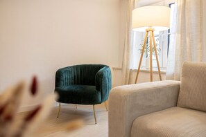 Living area - Simply Stay Homes: Relaxation between lake & mountains. Family-friendly. (Traunstein)