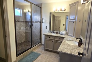 Hair dryer, towels, soap, toilet paper - Central Location - Heights & Downtown 5 Mins - 3BR - Groups, Family, Yard, Pets (Houston)