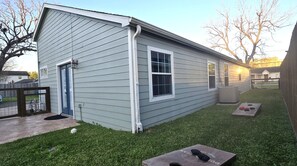 Terrace/patio - Central Location - Heights & Downtown 5 Mins - 3BR - Groups, Family, Yard, Pets (Houston)