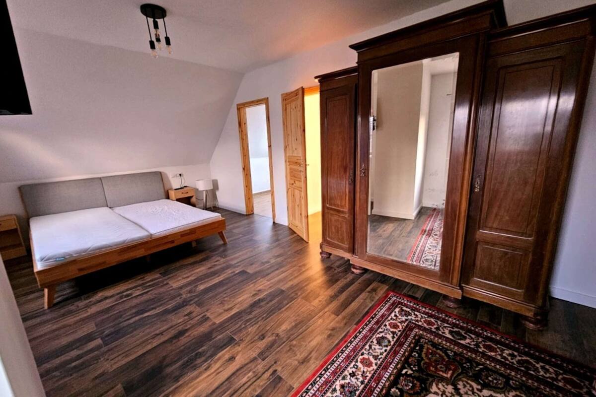 9 Schlafzimmer, individuell eingerichtet