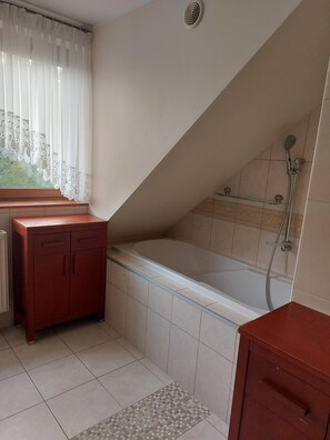 Bathtub - Apartment in Sopot Near Monte Cassino Street (Sopot)