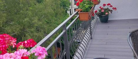Classic Apartment, 3 Bedrooms | Balcony