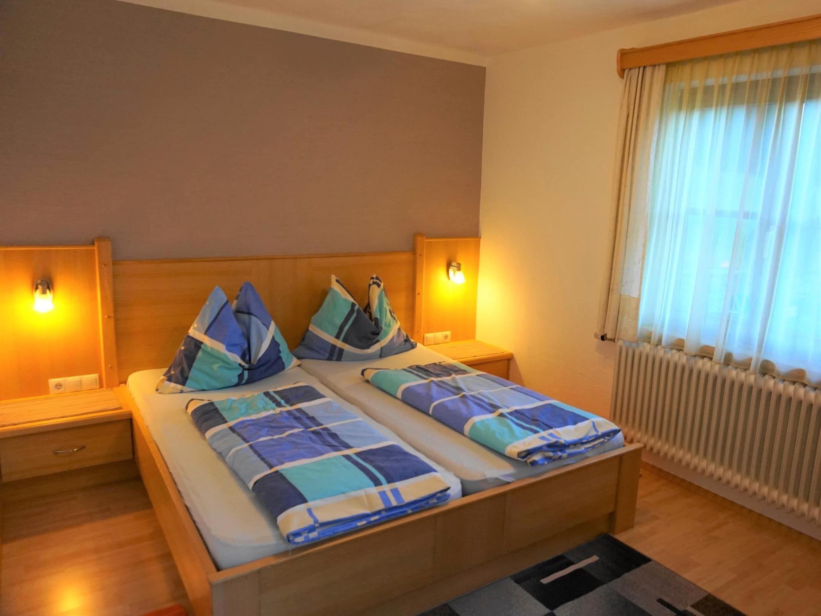 5 bedrooms, bed sheets