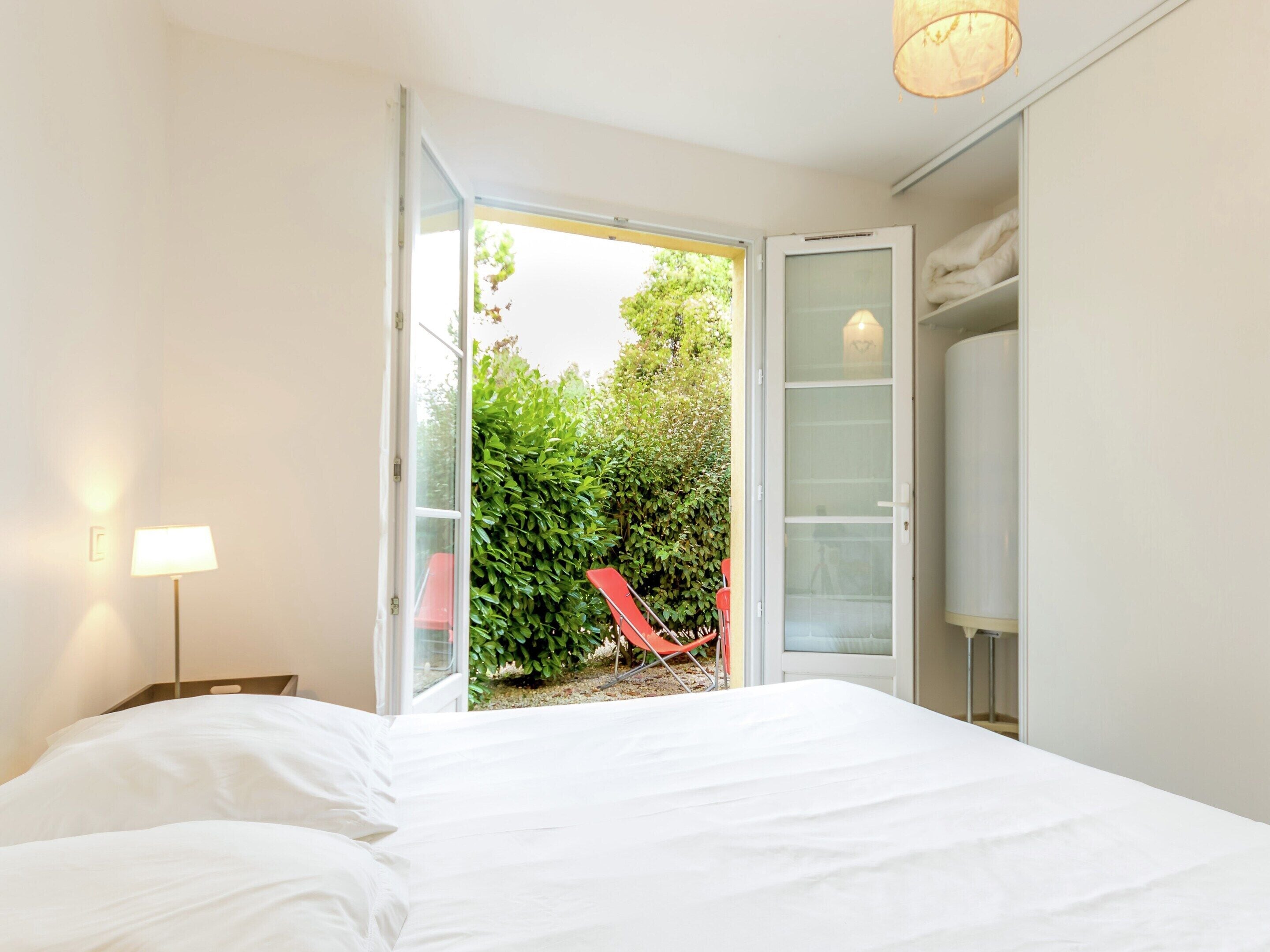 Deluxe Apartment, 3 Bedrooms | 5 bedrooms, individually furnished, bed sheets