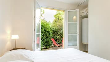 Deluxe Apartment, 3 Bedrooms | 5 bedrooms, individually furnished, bed sheets