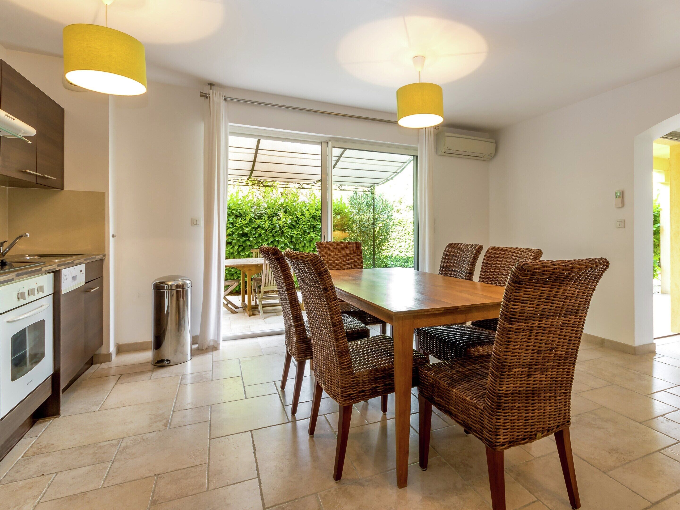 Deluxe Apartment, 3 Bedrooms | Dining