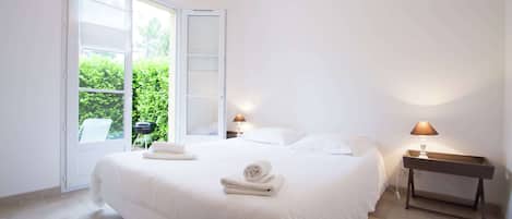 5 habitaciones, muebles diferentes y ropa de cama