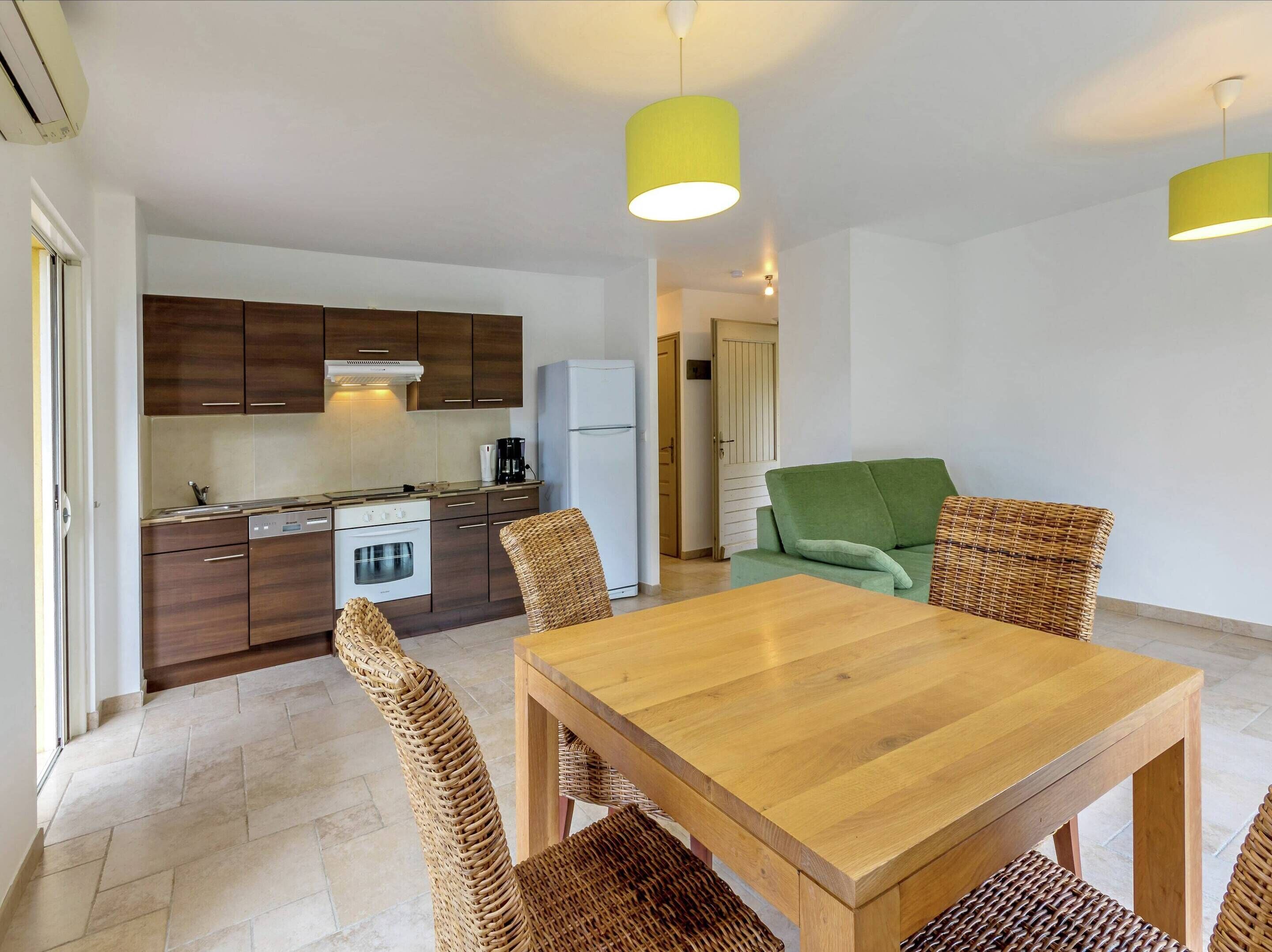 Classic Apartment, 2 Bedrooms | Dining