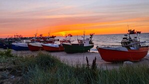 Useita veneitä oli ankkuroitu laituriin auringonlaskun aikaan.