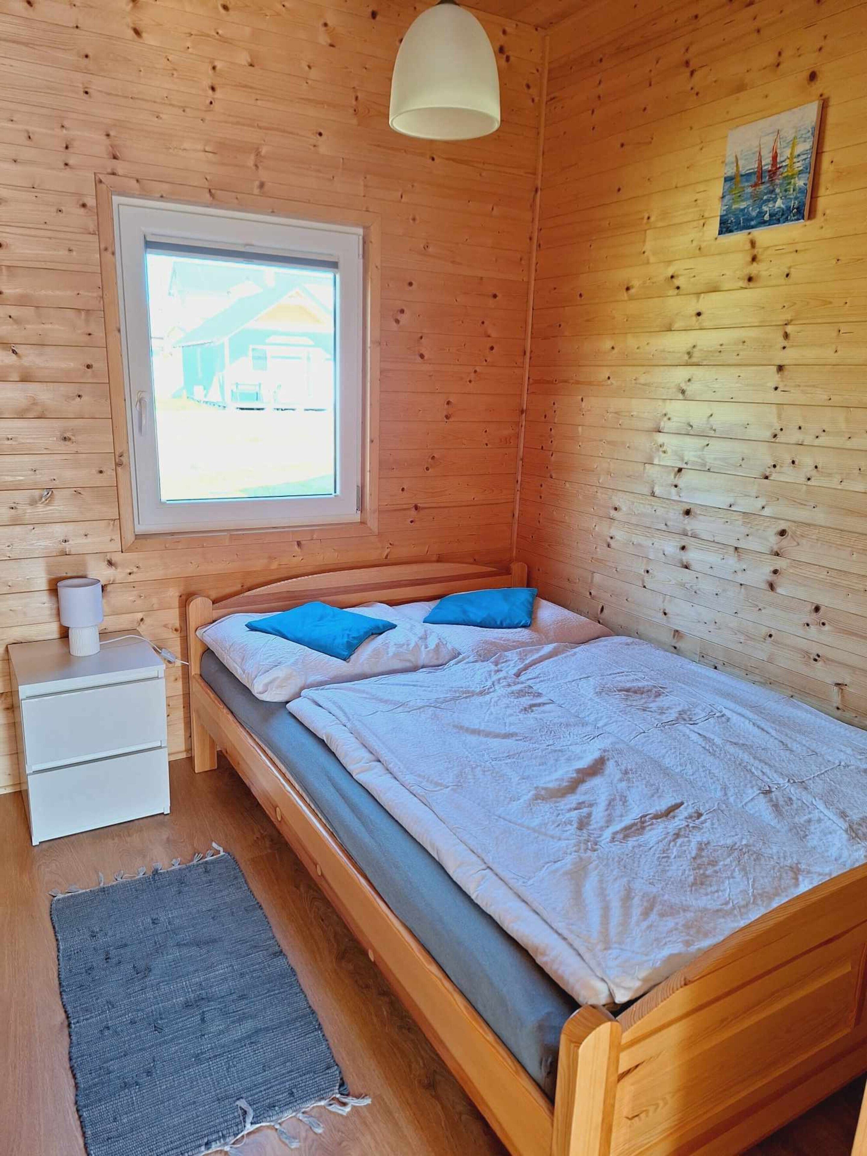 6 bedrooms, individually furnished, bed sheets