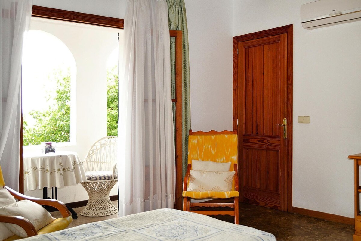 6 bedrooms, individually furnished, bed sheets