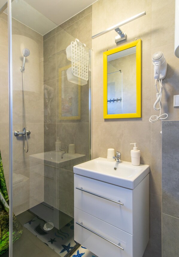 Maison Confort, 3 chambres | Salle de bain | Douche
