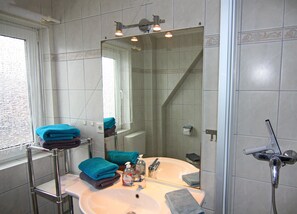Classic Apartment, 2 Bedrooms | Bathroom - Wohnung in Busum mit Garten (Büsum)