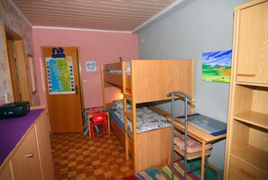 A bunk bed room with a desk, chair, and a map on the wall. - Wohnung in Busum mit Garten (Büsum)