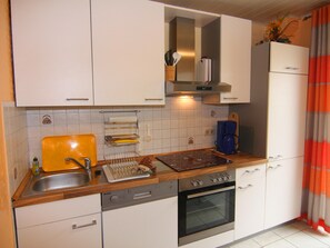 Deluxe Apartment, 3 Bedrooms | Private kitchen | Fridge, oven, dishwasher, coffee/tea maker - Wohnung in Busum mit Garten (Büsum)