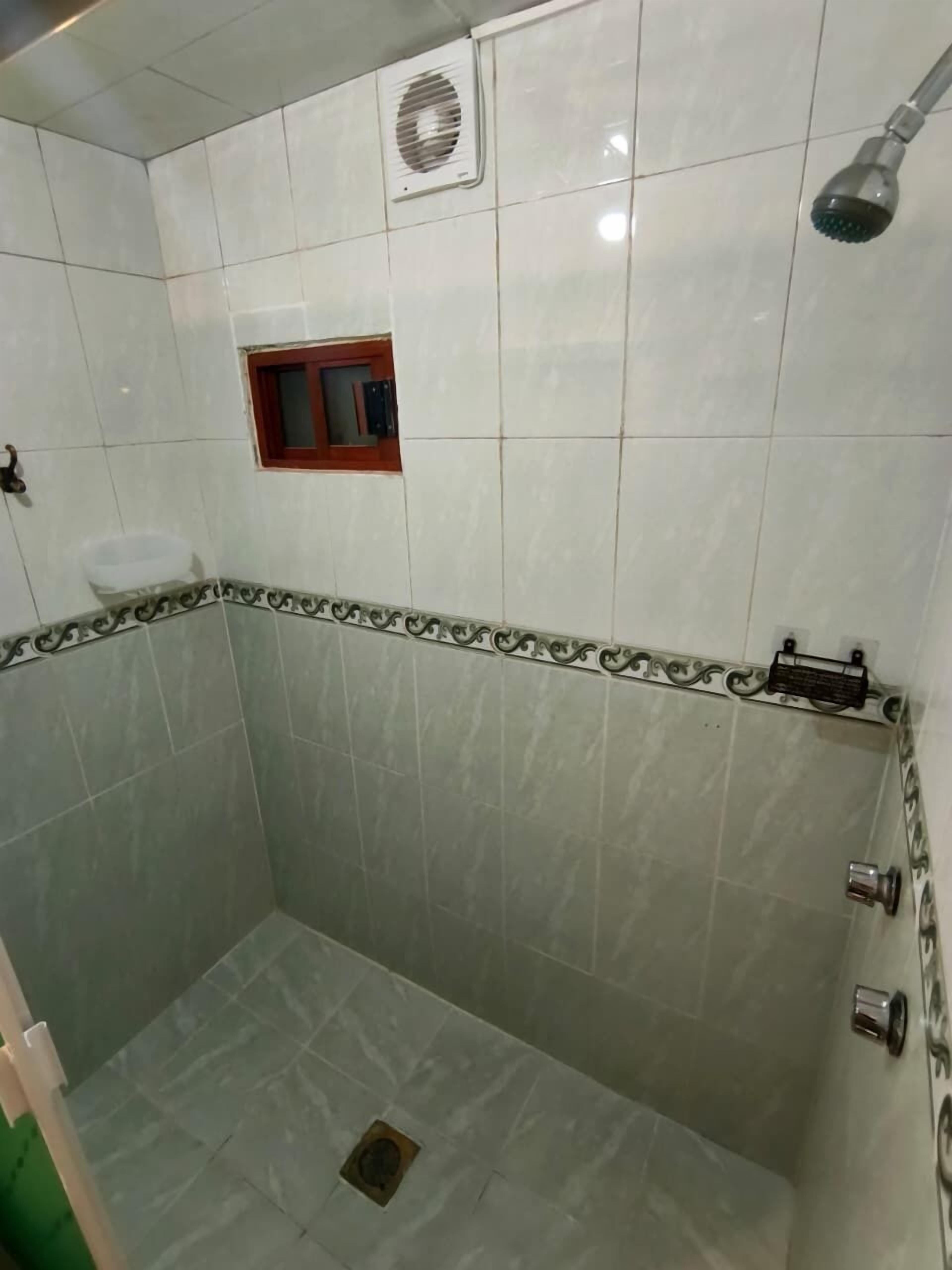 Douche, sèche-cheveux, serviettes fournies, savon