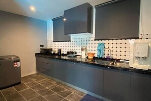 Private kitchen - 4BR 16pax LYL Jaccuzi Private Pool House ipoh (Ipoh)