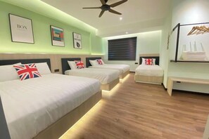 A hotel room with three beds, a ceiling fan, and a large window. - 4BR 16pax LYL Jaccuzi Private Pool House ipoh (Ipoh)