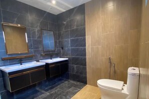 Bathroom - 4BR 16pax LYL Jaccuzi Private Pool House ipoh (Ipoh)
