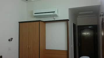 Quarto casal superior, ar-condicionado, vista para a cidade | Parte interna