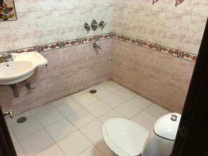 Shower, free toiletries, slippers, towels - Hotel D R International (Ambala)