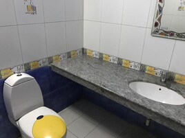 Luxury Double Room, Air conditioning, City View | Bathroom | Shower, free toiletries, slippers, towels