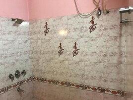 Ducha, artículos de tocador gratuitos, pantuflas, toallas