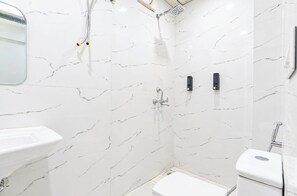 Shower, rainfall showerhead, slippers, towels - Hotel City Charm Homestay Dehradun (Dehradun)