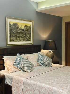Desk, laptop workspace, blackout curtains, free WiFi - Centaurus Ultra Luxury Apartments (Islamabad)