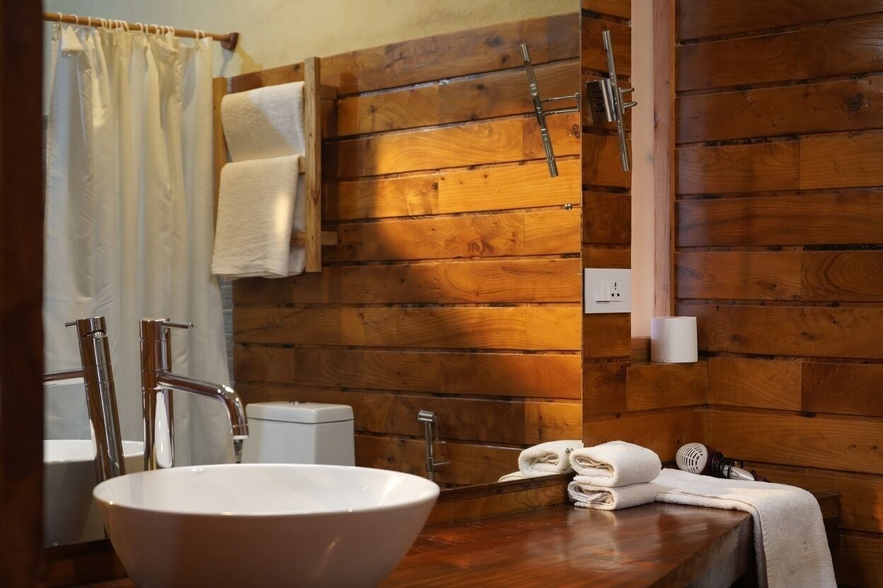 Chambre Deluxe Double ou avec lits jumeaux | Salle de bain | Sèche-cheveux, serviettes fournies, savon, shampoing