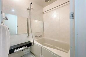 อพาร์ทเมนท์, ปลอดบุหรี่, วิวเมือง (g07) | ห้องน้ำ | ของใช้ในห้องน้ำฟรี, ไดร์เป่าผม, โถสุขภัณฑ์แบบบิเดท์, ผ้าเช็ดตัว