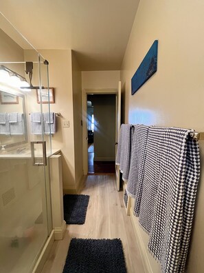 Shower, hair dryer, towels, soap - Three Bridge Bayview Bungalow in charming Kensington perfect for relaxing stays (Kensington)